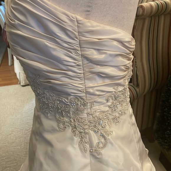 Wedding gown size 8 champagne Gold with train - Picture 3 of 5